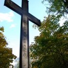 Krzyż pamiątkowy w zespole pałacowo-folwarcznym w Grodkowicach