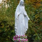 Figura Matki Boskiej przy domu zakonnym w Grodkowicach