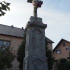 Kapliczka z Kamiennym krzyżem w Szarowie