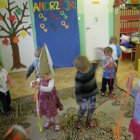 Andrzejkowe wosku lanie w przedszkolu w Dąbrowie