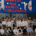 Uczniowie z Grodkowic z koszykiem życzeń dla swoich Babć i Dziadków