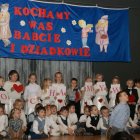 Uczniowie z Grodkowic z koszykiem życzeń dla swoich Babć i Dziadków