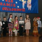 Uczniowie z Grodkowic z koszykiem życzeń dla swoich Babć i Dziadków