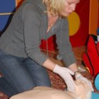 Przedszkolaki z mamami uczą się pierwszej pomocy