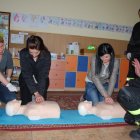 Przedszkolaki z mamami uczą się pierwszej pomocy