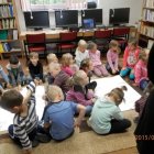 Weronika Śliwiak, Andersen i Przedszkolaki z Dąbrowy podczas spotkania w Bibliotece w Kłaju