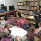 Weronika Śliwiak, Andersen i Przedszkolaki z Dąbrowy podczas spotkania w Bibliotece w Kłaju