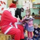 Kochany Mikołaj rozdaje prezenty w przedszkolu w Dąbrowie