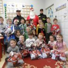 Kochany Mikołaj rozdaje prezenty w przedszkolu w Dąbrowie