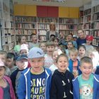 Dąbrowskie Przedszkolaki jako detektywi w bibliotece w Brzeziu