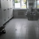 Nowoczesna łazienka w szkole w Brzeziu