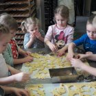 Przedszkolaki z Szarowa odwiedzają piekarnię Janek