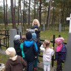 Wizyta przedszkolaków na grobach żołnierzy