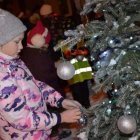 Wspólne dekorowanie świątecznego drzewka