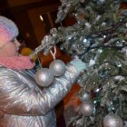 Wspólne dekorowanie świątecznego drzewka