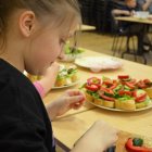Wiosenne kanapeczki na warsztatach kulinarnych dla dzieci