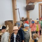 Przedszkolaki z Grodkowic z wizytą w Zagrodzie na Jędrzejkówce