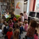 Przedszkolaki z Dąbrowy w bibliotece w Kłaju.