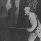 Górnicy z kopalń świata na dawnej fotografii.